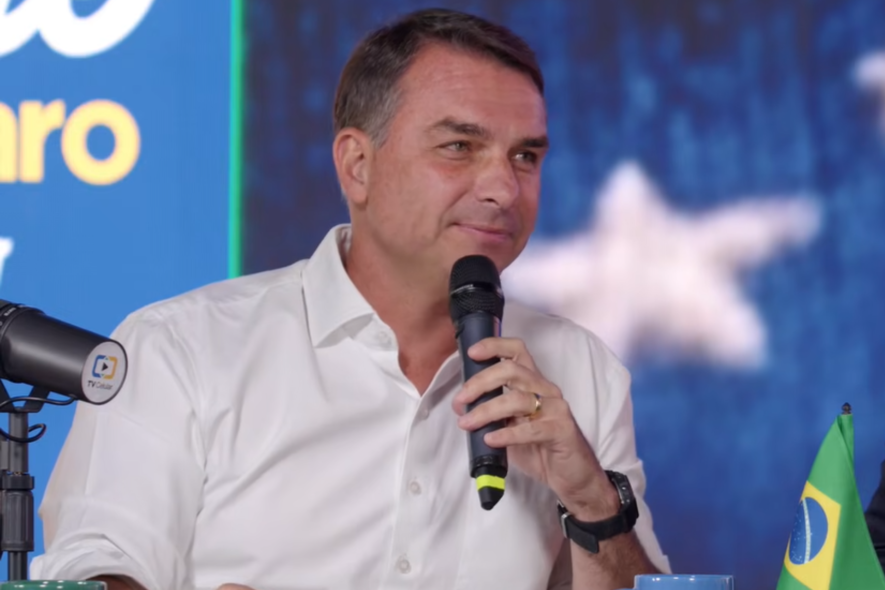 Flávio Bolsonaro critica Lula e volta a chamá-lo de "pai do tigrinho"
